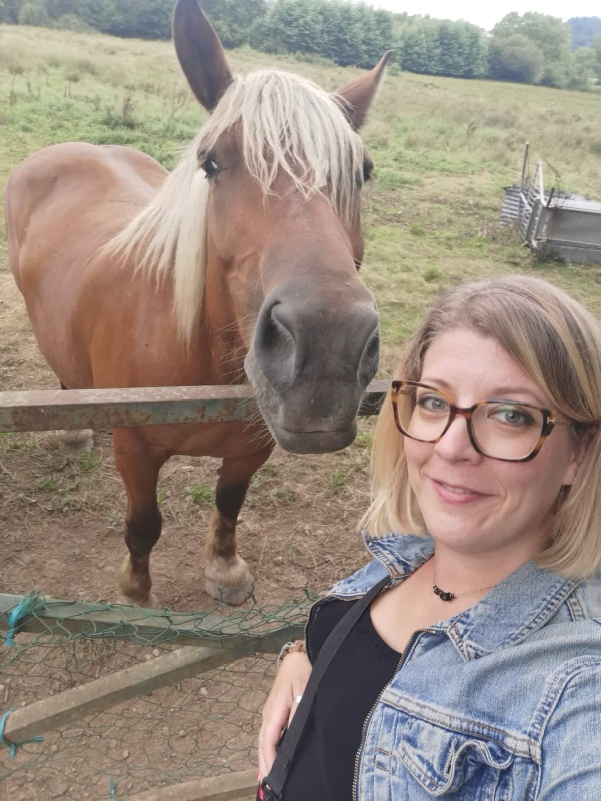Mary Picart près d'un cheval, dans un pré