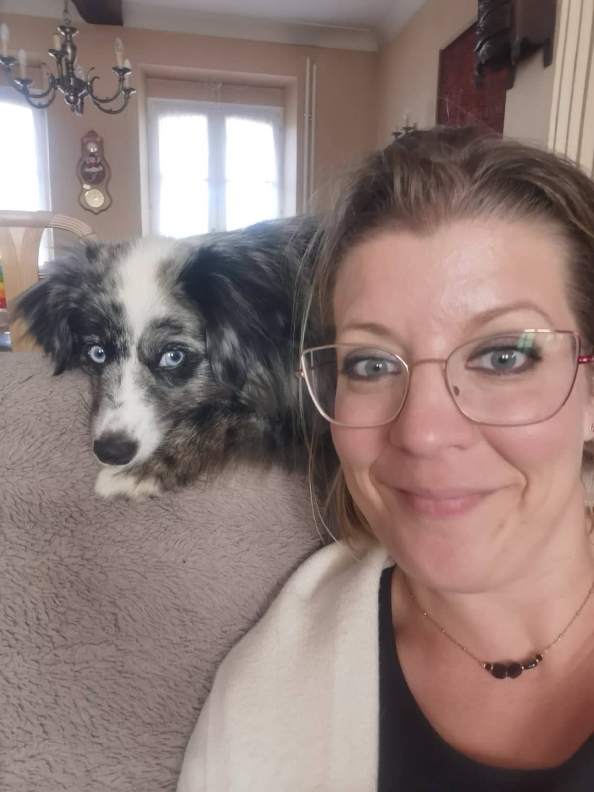 Mary et sa chienne Pyla sur le canapé